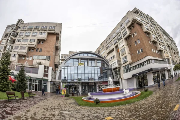 TARGU-JIU, ROMANIA-OTTOBRE 08: Edifici nella zona centrale il 08 ottobre 2014 a Targu-Jiu. Fisheye vista . — Foto Stock