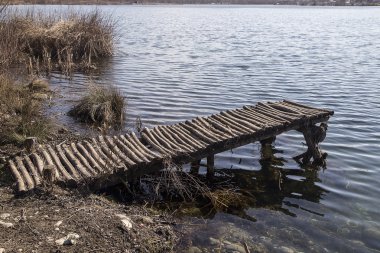 Güneşli bir günde göl kenarında duba