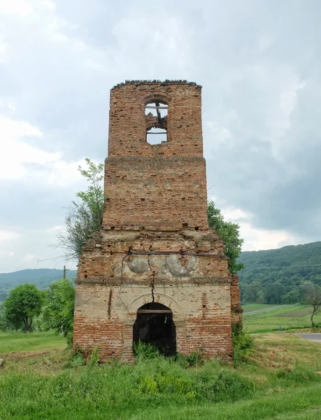 Заброшенная церковь в Румынии — стоковое фото