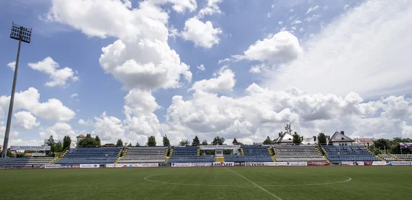 Târgu Jiu, Rumänien-Mai 24: gamla stadion tribune den 24 maj 2015 i Târgu Jiu. Det revs nästa period och kommer att byggas i 2016. — Stockfoto