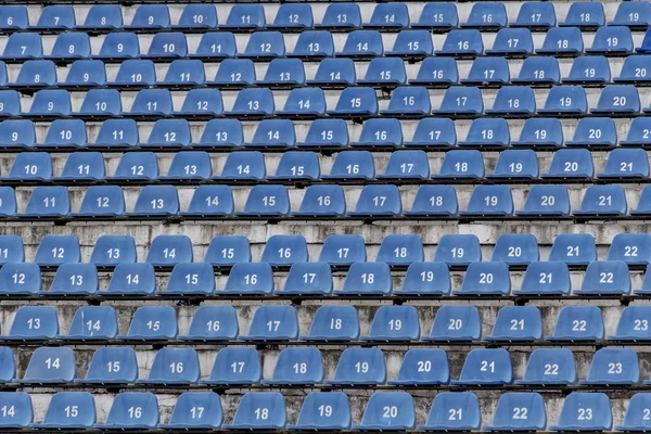 Tribune sport stadion, niebieskie krzesła rozmieszczone w wierszach — Zdjęcie stockowe