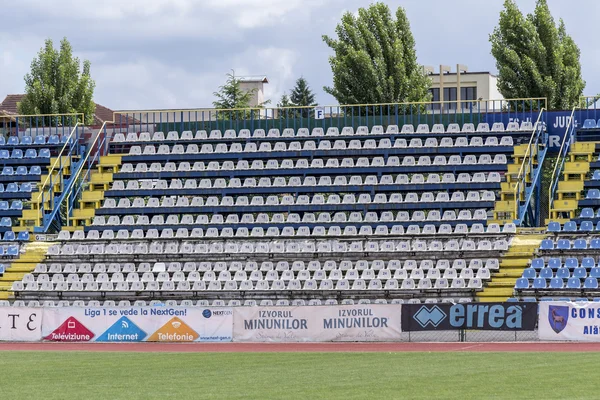Târgu Jiu, Rumänien-Mai 24: gamla stadion tribune den 24 maj 2015 i Târgu Jiu. Det revs nästa period och kommer att byggas i 2016. — Stockfoto