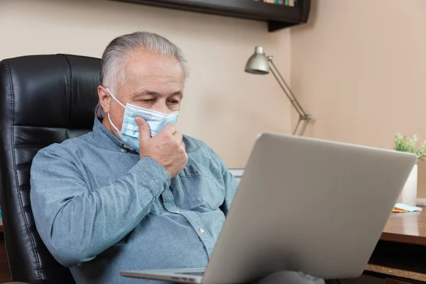 Maskeli Kıdemli Adam Evde Bilgisayarla Çalışıyor Iletişim Kuruyor Coronavirus Döneminde — Stok fotoğraf