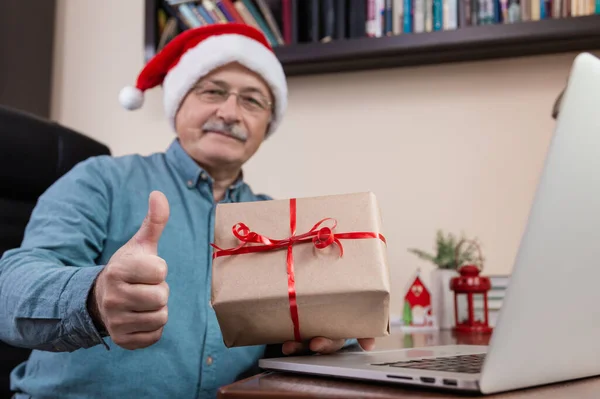 Felicitación Navidad Línea Hombre Mayor Sombrero Santa Claus Regalo Charlas — Foto de Stock