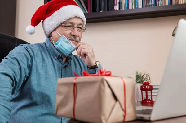 Felicitación Navidad Línea Hombre Mayor Santa Claus Sombrero Habla Con — Foto de Stock