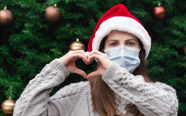 Şeklinde Kalp Aşkı Noel Baba Şapkası Takan Tıbbi Maske Takan — Stok fotoğraf