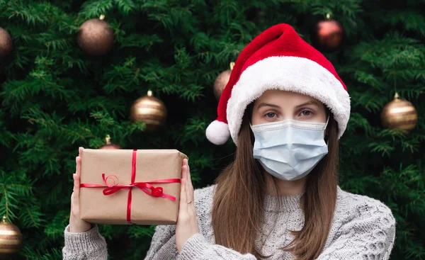 Noel Maskesi Tebrikler Tıbbi Maskeli Noel Baba Şapkası Süveteri Giyen — Stok fotoğraf