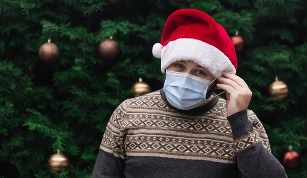 Doğru Bir Şekilde Tıbbi Maske Tak Noel Baba Şapkası Takan — Stok fotoğraf
