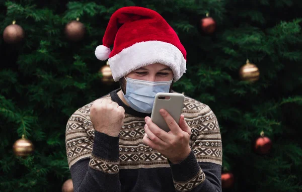 Noel Çevrimiçi Tebrikler Noel Baba Şapkası Tıbbi Maske Takan Neşeli — Stok fotoğraf