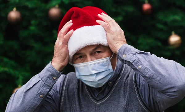 Şaşırmış Şaşırmış Bir Noel Noel Baba Şapkası Tıbbi Maske Takan — Stok fotoğraf