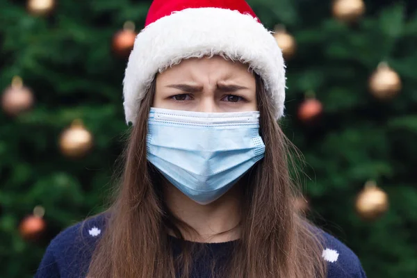 Noel Baba Şapkası Takan Tıbbi Maske Takan Kadın Portresi Bir — Stok fotoğraf