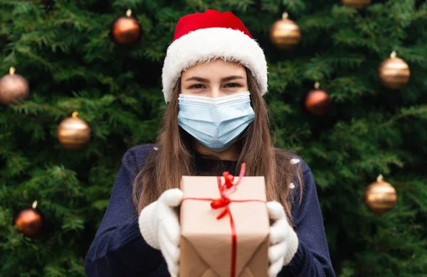 Noel Maskesi Tebrikler Tıbbi Maskeli Noel Baba Şapkası Mavi Süveter — Stok fotoğraf