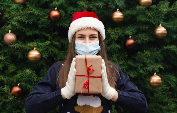 Noel Maskesi Tebrikler Tıbbi Maskeli Noel Baba Şapkası Mavi Süveter — Stok fotoğraf