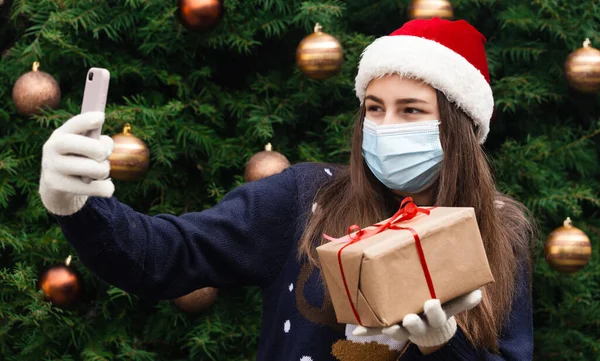 Noel Çevrimiçi Selamlar Noel Baba Şapkası Takan Tıbbi Maske Takan — Stok fotoğraf