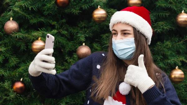 Рождественские Онлайн Поздравления Закрыть Портрет Женщины Шляпе Санта Клауса Медицинской — стоковое фото