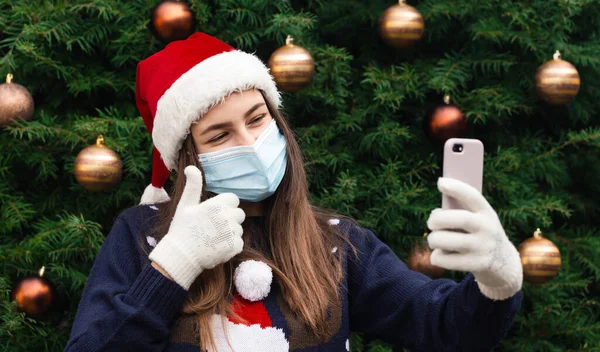 Noel Çevrimiçi Selamlar Noel Baba Şapkası Takan Tıbbi Maske Takan — Stok fotoğraf