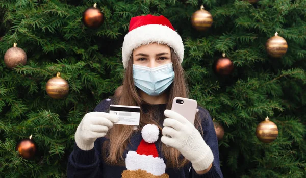 Nternetten Noel Alışverişi Noel Baba Şapkası Takan Tıbbi Maske Takan — Stok fotoğraf