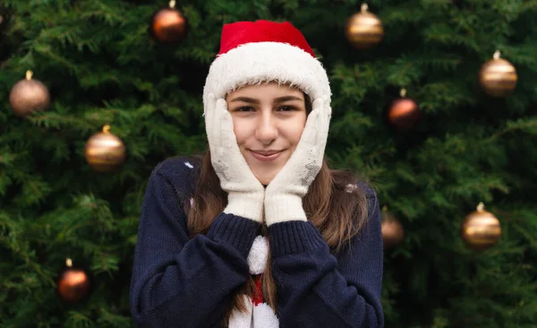 Shocked Surprised Christmas Close Portrait Woman Wearing Santa Claus Hat — Stock Photo, Image