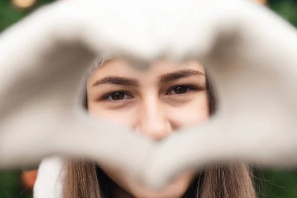 Крупним Планом Портрет Жінки Капелюсі Санта Клауса Емоціями Серцем Пальців — стокове фото