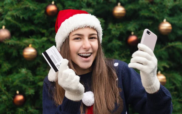 Compras Línea Navidad Una Joven Con Sombrero Santa Claus Suéter — Foto de Stock