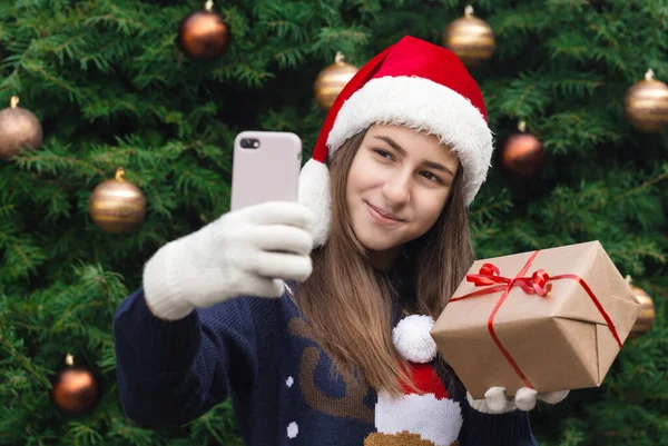 Saludos Línea Navidad Chica Santa Claus Sombrero Habla Uso Teléfono — Foto de Stock
