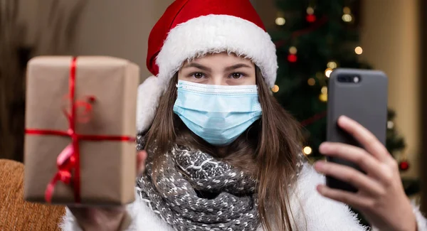 Noel Çevrimiçi Selamlar Noel Baba Şapkası Takan Tıbbi Maske Takan — Stok fotoğraf