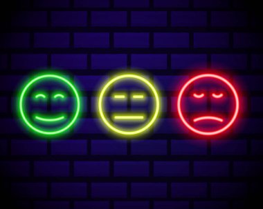 Koyu tuğladan duvar arkasında izole edilmiş neon gülücük simgeleri. Satır simgeleri. Mutlu ve mutsuz gülümsemeler. Emoji hazır. Renkli emoji seti. Vektör illüstrasyonu.