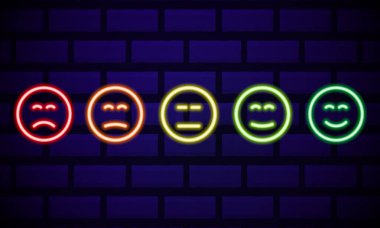 Koyu tuğladan duvar arkasında izole edilmiş neon gülücük simgeleri. Satır simgeleri. Mutlu ve mutsuz gülümsemeler. Emoji hazır. Renkli emoji seti. Vektör illüstrasyonu.