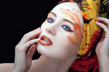 Kızın yüzü üzerinde yüz sanat şekli.