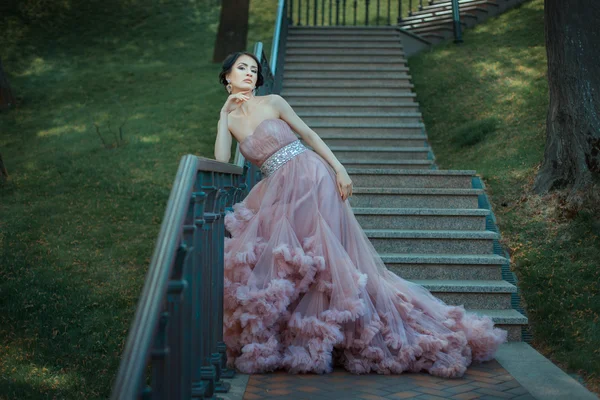 Ragazza flirta nel parco . — Foto Stock