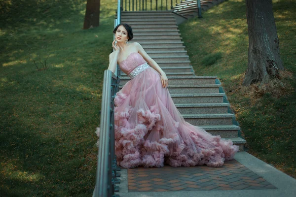 Flicka i en magnifik klänning. — Stockfoto
