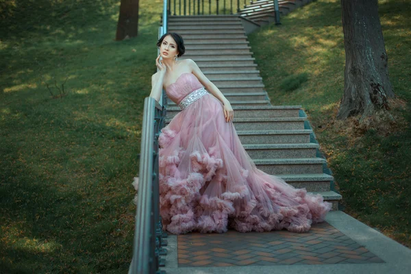 Chica en un magnífico vestido . — Foto de Stock