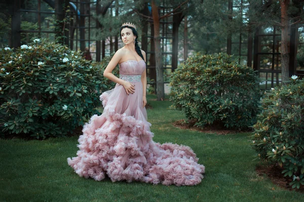 Regina cammina nel giardino . — Foto Stock