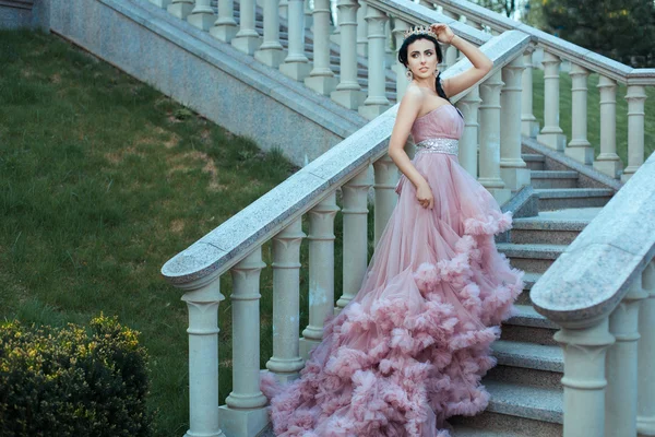 Queen walks up the stairs. — Stock Photo, Image