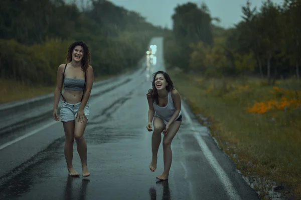 Femmes squirmy sur la route. — Photo