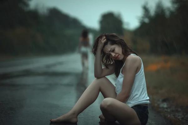 Mujer llorando en la lluvia. — Foto de Stock