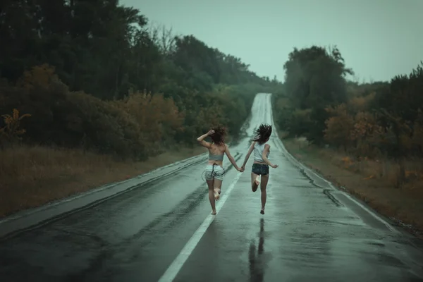 Las mujeres corren en la carretera . — Foto de Stock