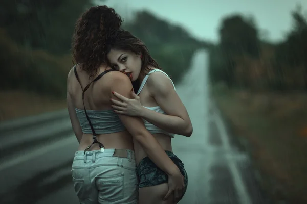 열정적인 포옹에 두 여자. — 스톡 사진