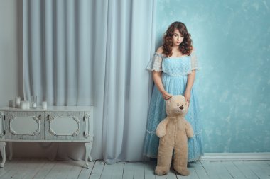 Tombul kadın kafasını ne yazık ki indirdi.