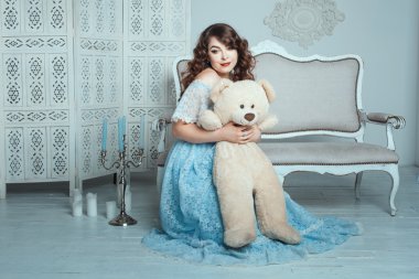 Tombul kadın bir ayı sarılma.