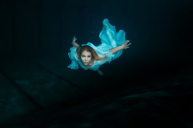 Kadın deniz kızı su altında.