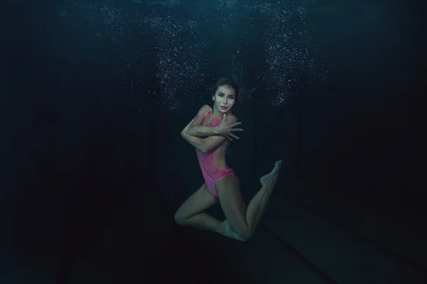 Mujer bajo el agua muestra figuras . — Foto de Stock