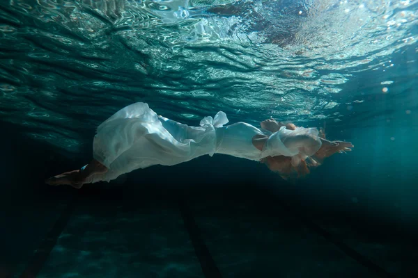 Mujer vestida bajo el agua . — Foto de Stock