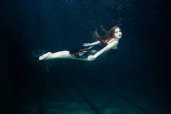 Femme nage sous l'eau. — Photo