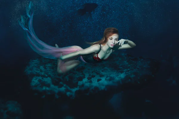 Sirena Chica bajo el mar . — Foto de Stock