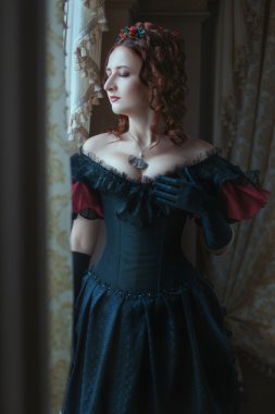 Pencereden zarif kadın.