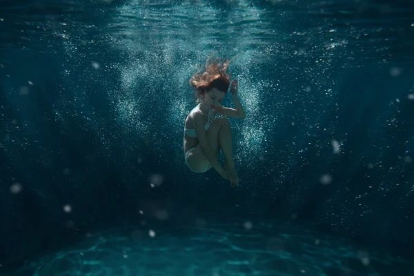 Mujer bucea bajo el agua . — Foto de Stock