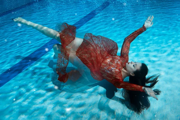 Vrouw in een jurk verdrinking. — Stockfoto