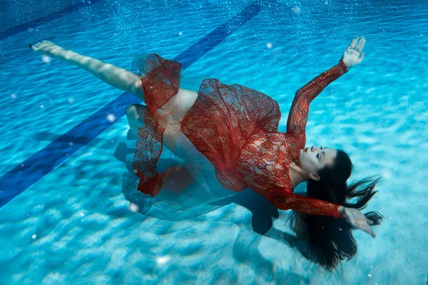 Mulher em um vestido afogamento . — Fotografia de Stock