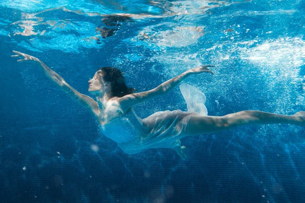 Dança sob a água . — Fotografia de Stock